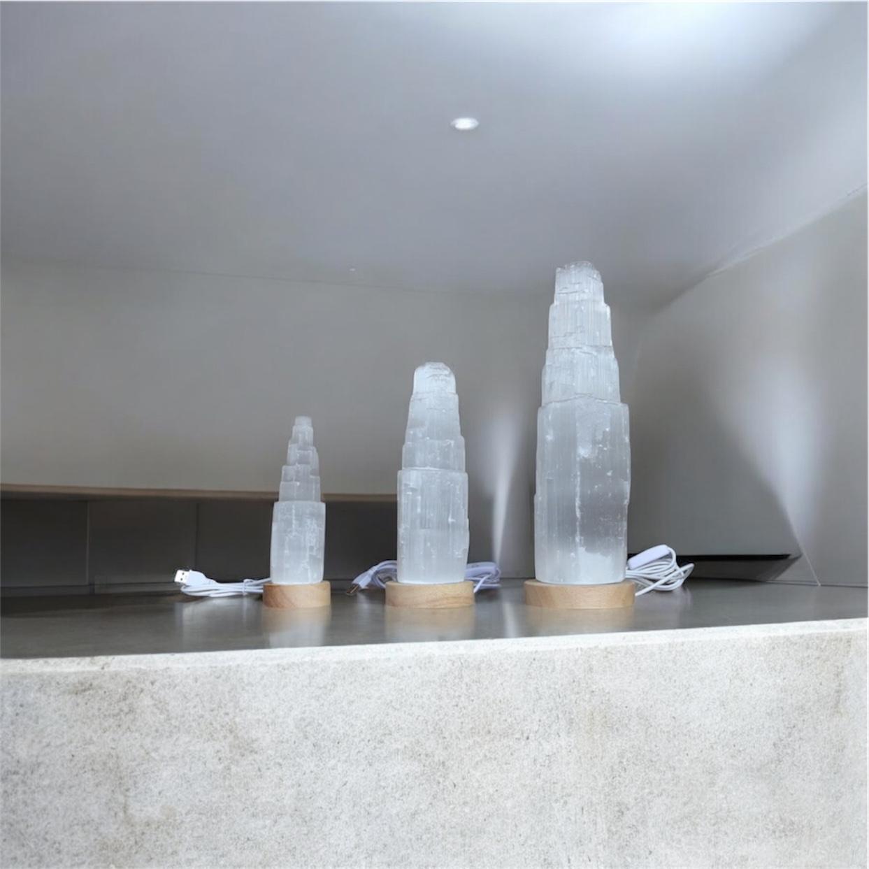 Natürliche Selenit-USB-Turmlampe – Tischleuchte mit weißem LED-Licht