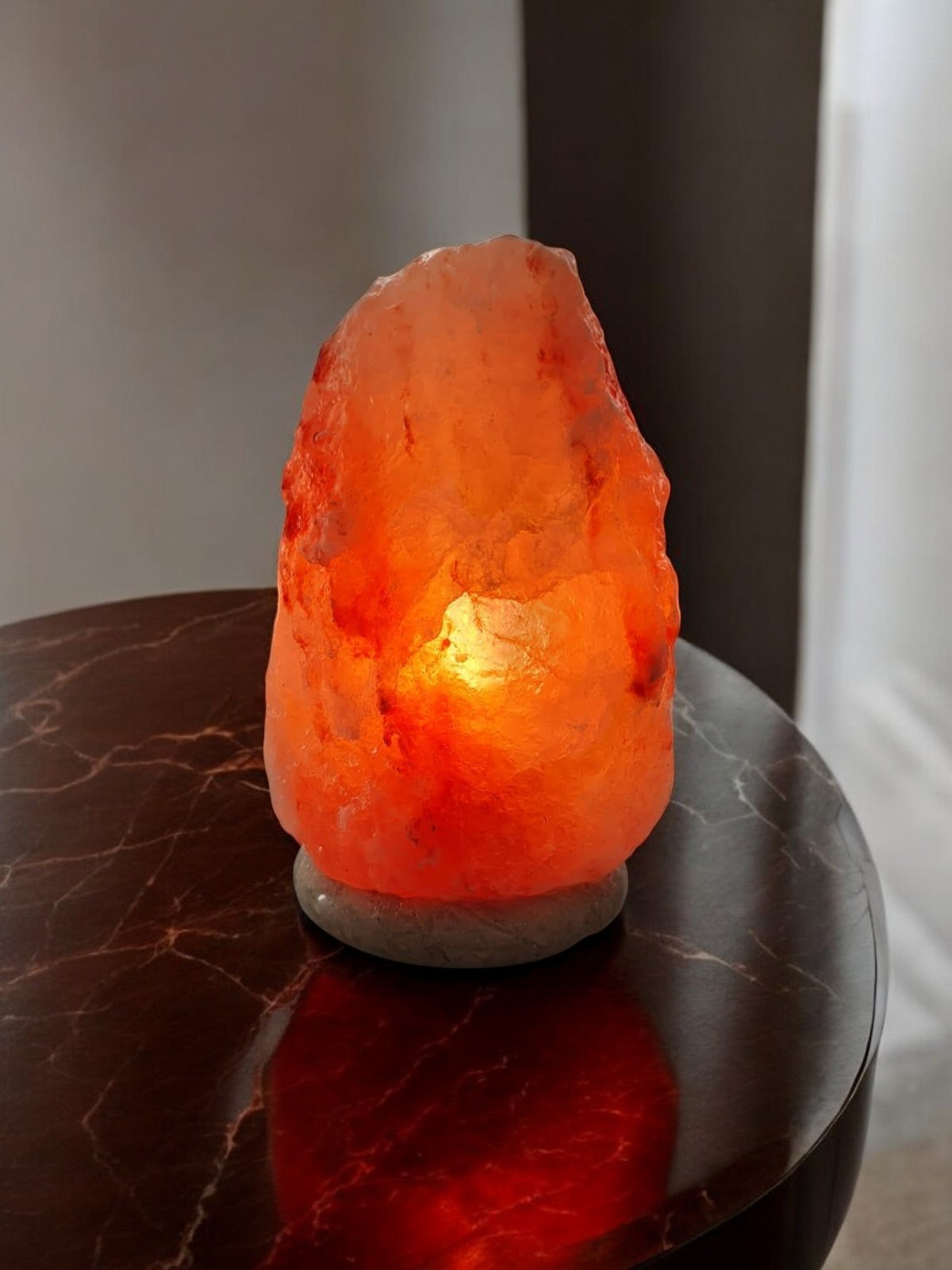 Natürliche Himalaya Salzlampe mit Marmor-Basis –Einzigartige Wohlfühlbeleuchtung